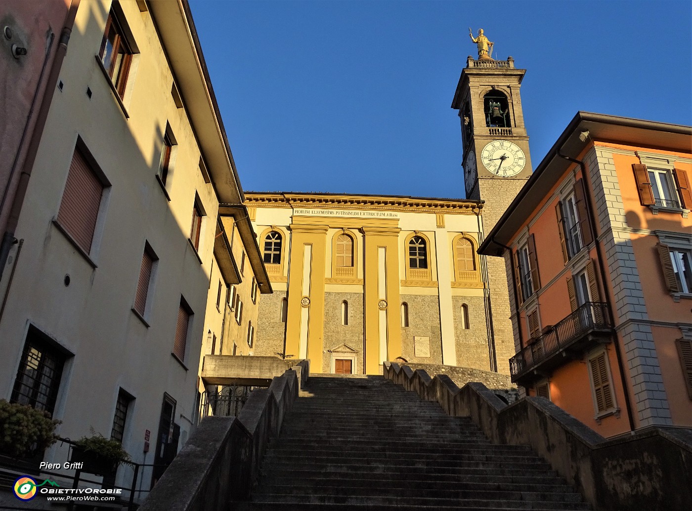 08 Risalgo una seconda gradinata che mi porta sul sagrato della Chiessa di S. Lorenzo.JPG